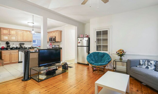 Building Photo - Renovated 6-Bed, 2-Bath Apartment Near Nor...