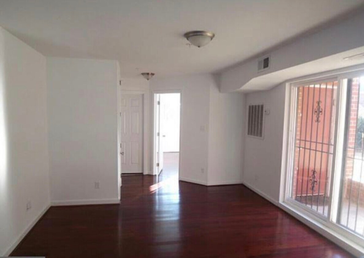 Living room area without furniture - 1386 Bryant St NE