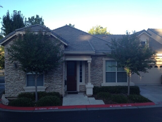 Foto principal - Coming Soon! Fantastic Former Model Home i...