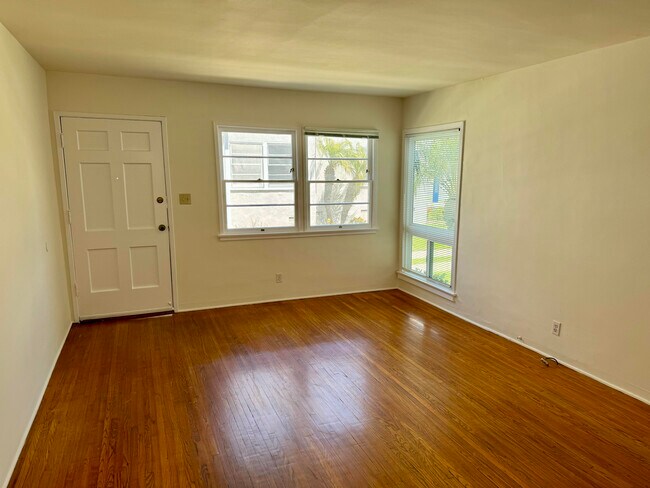 Living Room - 1037 Ocean Park Blvd