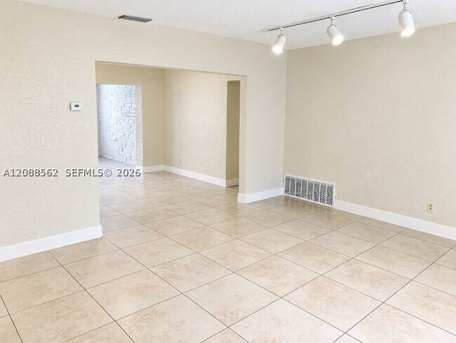 Foto del edificio - 320 NW 93rd Ave