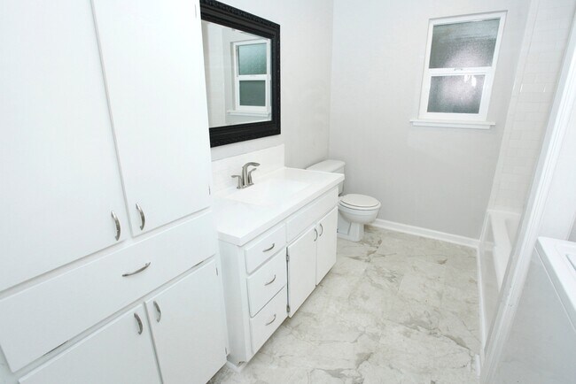 Foto del edificio - 2633 W 49th St