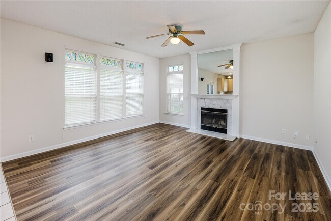 Foto del edificio - 16017 Woodcote Dr