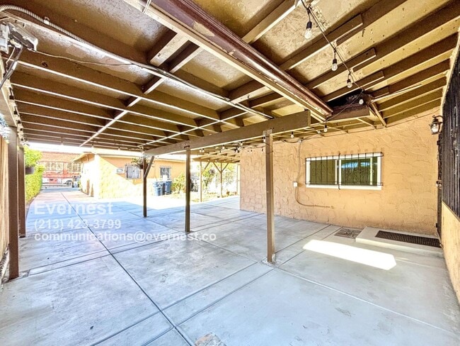 Foto del edificio - Charming 3-Bedroom Home with Fenced Yard a...