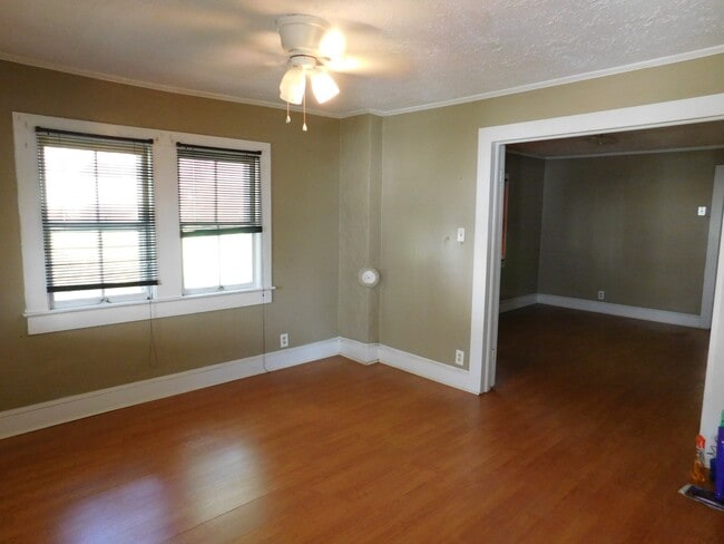 Building Photo - 514 Crawford Street  - Accepts Section 8!