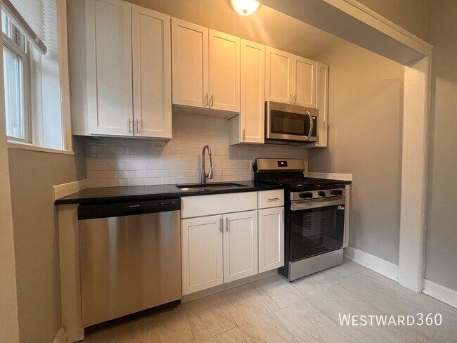 Building Photo - 1624 W Sherwin Ave