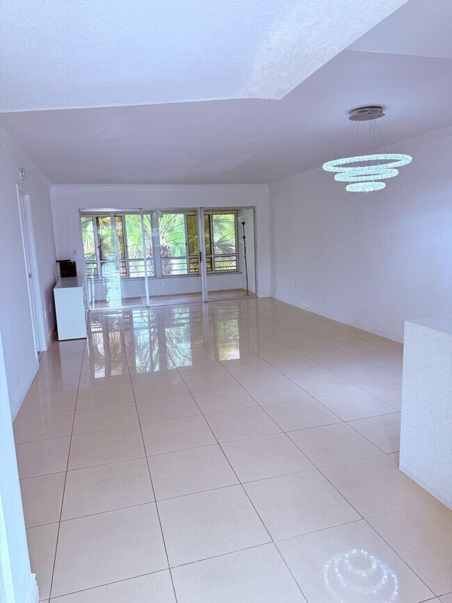 Foto del edificio - 8351 Sands Point Blvd