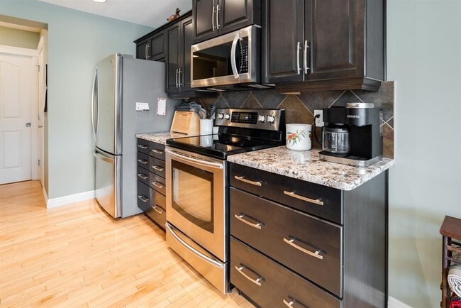 Building Photo - 420 Everbrook Dr SW