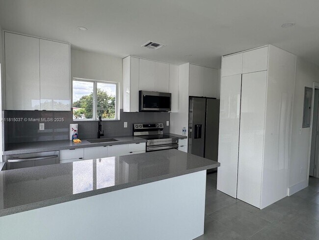 Foto del edificio - 341 E 14th St