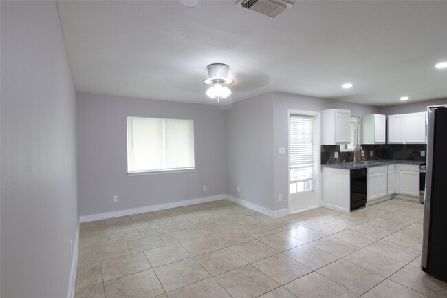 Foto del edificio - 7941 Longridge Dr