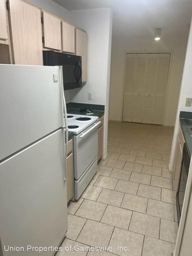 Building Photo - 2 br, 2 bath House - 3705 SW 27th St #1125