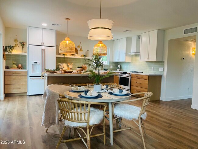 Building Photo - 626 E Palomino Dr