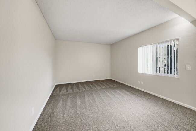 Una sala de estar premium en Midway Gardens Apartments - Midway Gardens Apartments