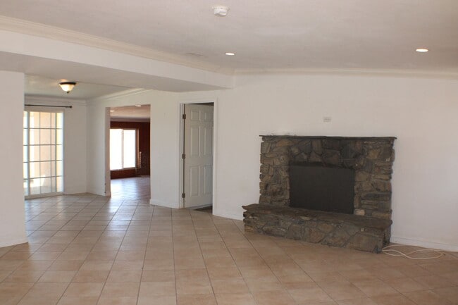 Building Photo - Spacious 3-Bed + 1 Bonus Room, 1.5-Bath Custom Home in California City – Convenient & Cozy!