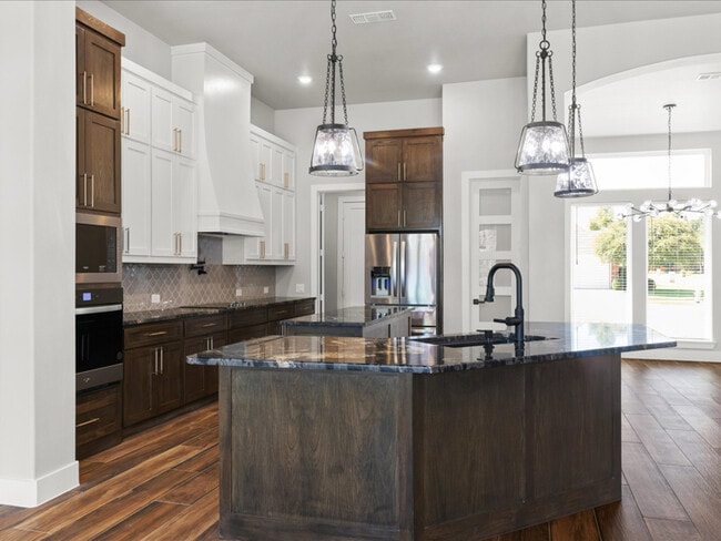 Building Photo - 8103 Oak Hollow Dr