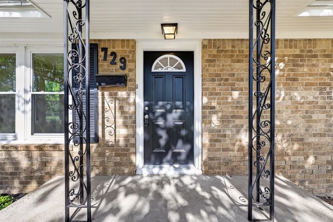 Building Photo - 729 Loggins Dr