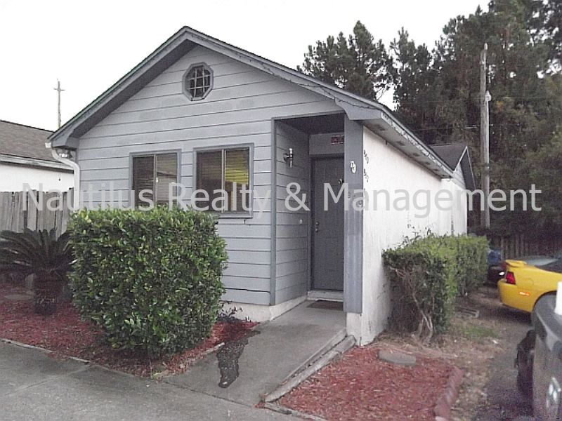 Primary Photo - 800 Premier Dr