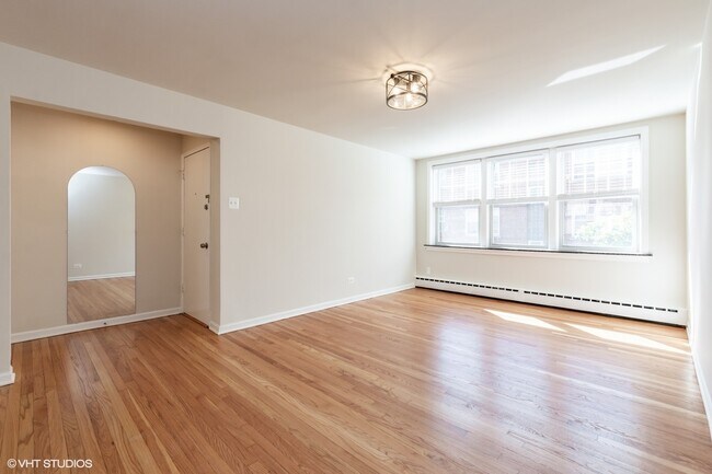 Building Photo - 2432 W Farragut Ave