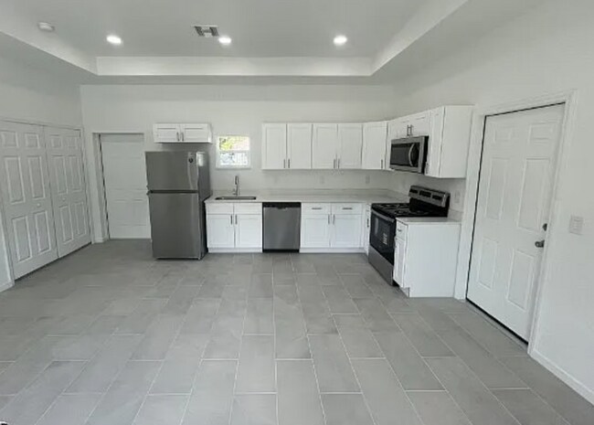 Building Photo - 1104 Capri St E