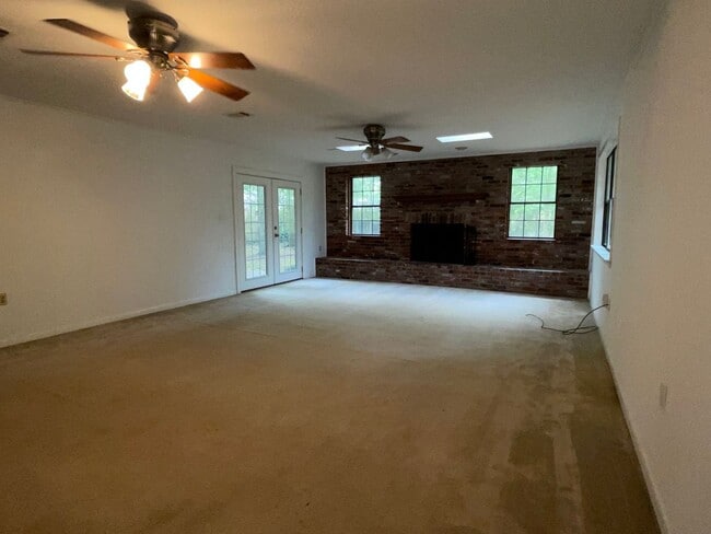 Building Photo - Spacious Home in Country Club Estates
