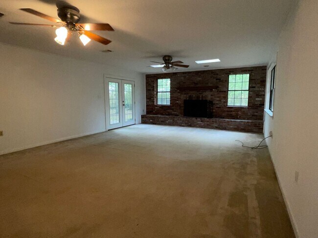 Foto del edificio - Spacious Home in Country Club Estates