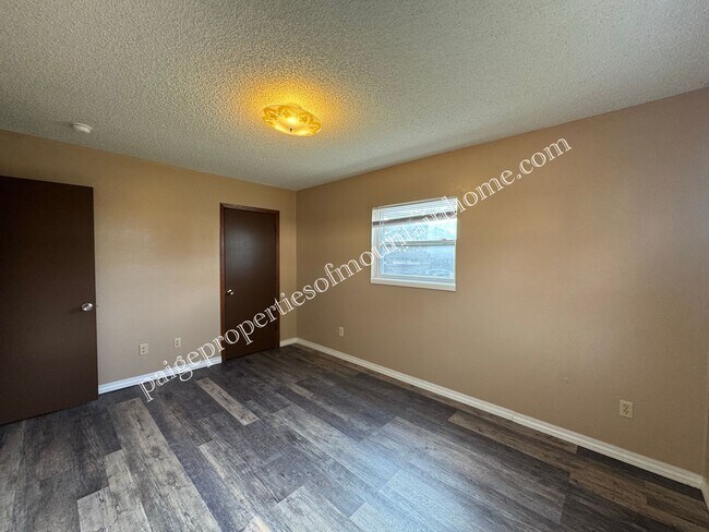 Foto del edificio - 1842 Buzzard Roost Rd