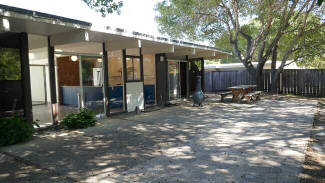 Foto del edificio - BEAUTIFUL UPDATED FOUR BED / TWO BATH PLUS OFFICE EICHLER HOME WITH GREAT OUTDOOR SPACE