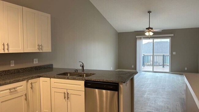Building Photo - 4 Bedroom Townhome