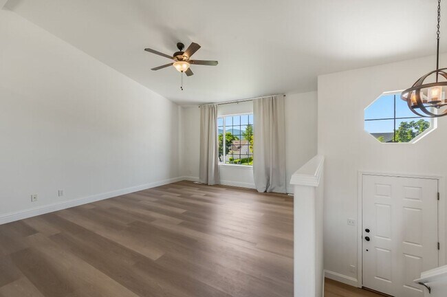 Building Photo - Montrose Community 5 bed 3 bath