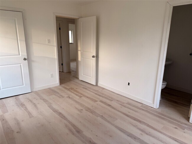 Foto del edificio - 8015 Howton St