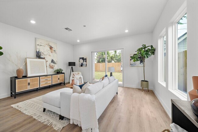 Building Photo - 406 E 33rd St