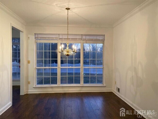 Foto del edificio - 33 Marion Dr