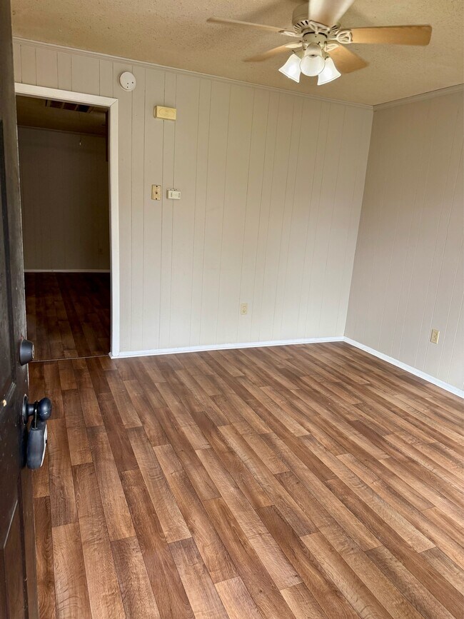 Foto del edificio - 103 Dorman Ave