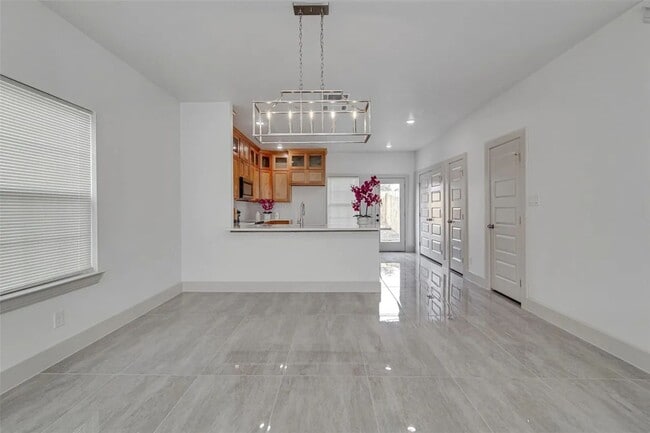 Building Photo - 3155 N Glen Garden Dr