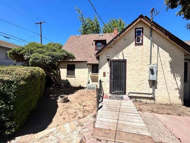 Building Photo - 4 Bedroom/2 Bath Modesto Ca