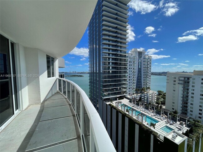 Foto del edificio - 601 NE 23rd St