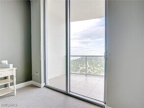 Building Photo - 3000 Oasis Grand Blvd