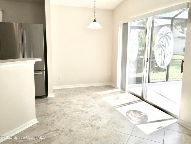 Building Photo - 974 Villa Dr