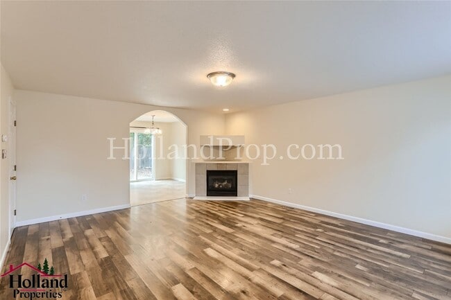 Building Photo - Spacious Hillsboro Single Family Home with...