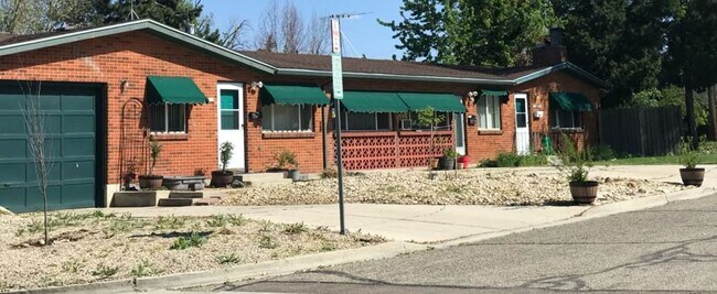 Building Photo - 2 Bedroom 1 Bathroom Unit Available Near B...
