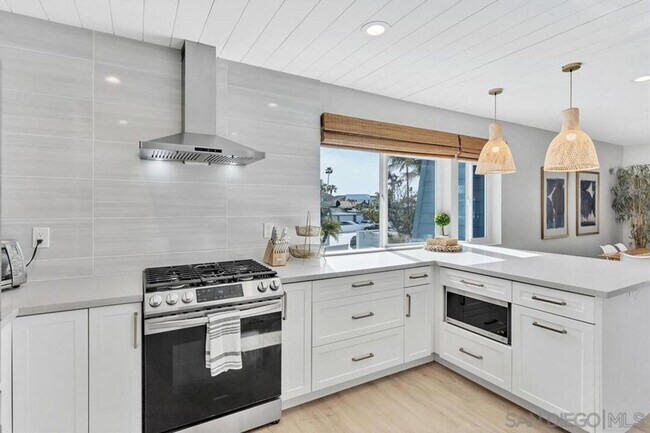 Building Photo - Stunning Condo on the Bay