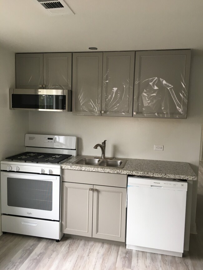 Cute kitchen with DISHWASHER!! - 2728 General Ogden St