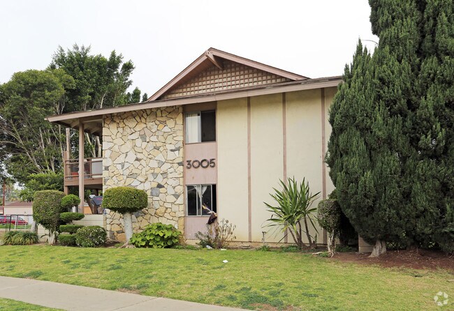 Building Photo - 3005-3011 Pearl Dr