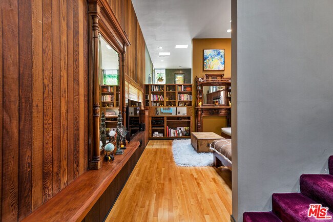 Foto del edificio - 1543 N Beverly Glen Blvd