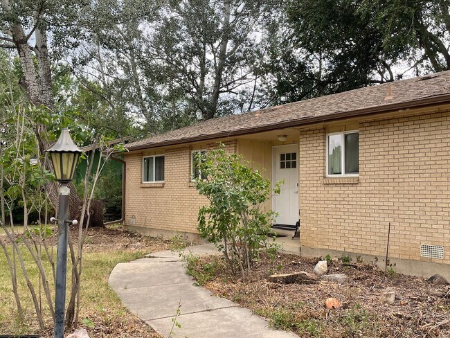 Building Photo - Charming 1 Level House 3 Bed, 2 Bath with ...