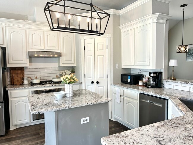 Kitchen w/ essentials - 309 Northgate Dr
