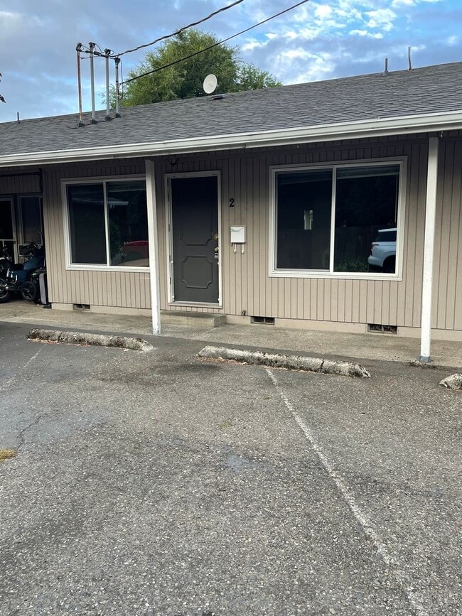 Building Photo - Pet Friendly 2 Bedroom in Lebanon!