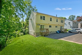 Building Photo - 22 Maple Ave