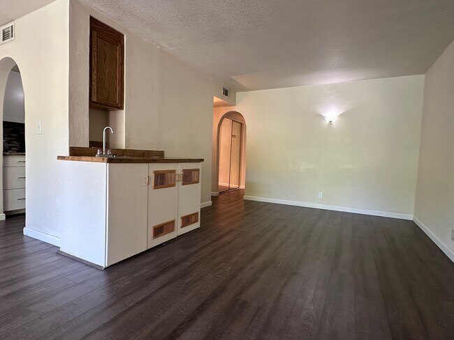 Foto del edificio - 2422 Larkspur Ln
