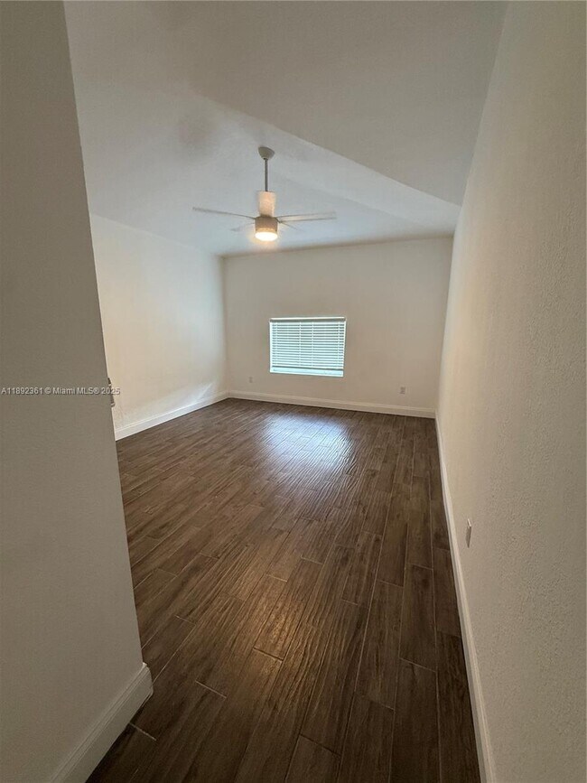 Foto del edificio - 3630 SW 14th St